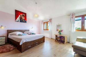 een slaapkamer met een bed, een tafel en een bank bij Magic holiday Apartment in Bale