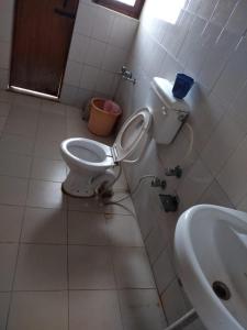 een badkamer met een toilet en een wastafel bij Goroomgo Shah Guest House Nainital - Excellent Customer Service in Nainital