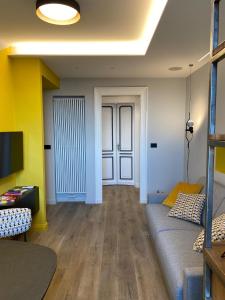 - un salon avec un canapé et un mur jaune dans l'établissement Il Sogno nel Cassetto, à Turin