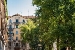 um edifício com uma árvore em frente em Brera Livings, Charming flat near Duomo em Milão