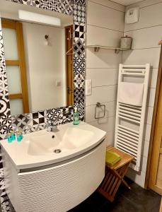 VaradesにあるUn Brin de Loireのバスルーム(白い洗面台、鏡付)