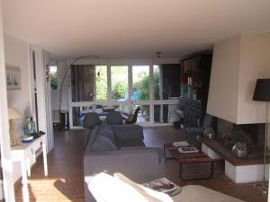 a living room with a couch and a table at Maison en pierre accès 5 mn à pied plage in Arzon