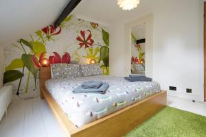 una camera con un grande letto e un murale floreale di Central Harrogate Townhouse - HIC Bottom of road! a Harrogate