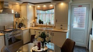 Cosy Cottage Central Bawtry - 2 Bedroom - High End Furnishings的厨房或小厨房