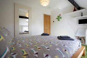 a bedroom with a bed with a comforter with birds on it at Central Harrogate Townhouse - HIC Bottom of road! in Harrogate +28 photos