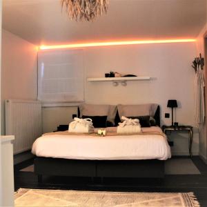 グロッベンドンクにあるAuxiliumWellness Get Back to Serenityのベッドルーム(白いシーツを使用した大型ベッド1台付)