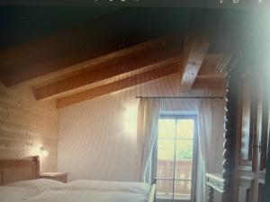 a bedroom with a bed and a window at Appartaments Sanderhof in La Valle