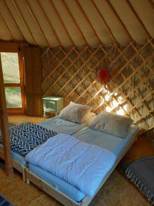 a bedroom with a bed in a yurt at La yourte au fonds du jardin in Xhoris