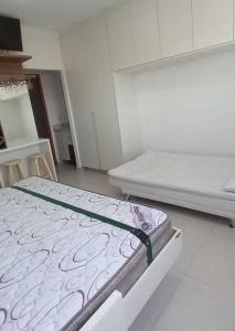 een kamer met een bed en een matras bij Loft - Condomínio da Fé - Canção Nova in Cachoeira Paulista