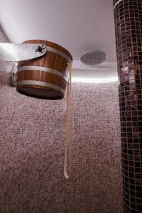 y baño con ducha y ventilador de techo. en Penzion Tři pumpy en Tři Studně
