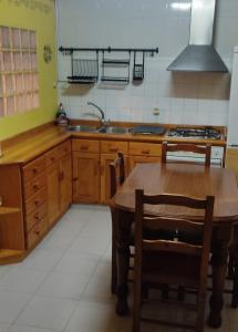 kuchnia z drewnianym stołem i zlewem w obiekcie Casa termas de Arnedillo w mieście Arnedillo