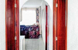 um corredor com um quarto com uma cama em Nice Apartment In Los Urrutias With Wifi em Los Urrutias
