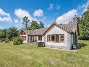 a detached house with a large yard at Benmore Drimfern - Uk38742 in Benmore