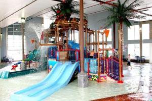 a water park with a water slide in a building at Crown Choice Inn & Suites Lakeview and Waterpark in Mackinaw City