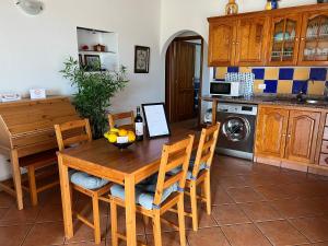 cocina con mesa de madera y sillas en Casa Agustín, en Los Llanos de Aridane