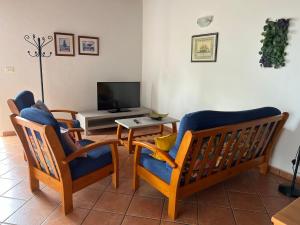 un soggiorno con 2 sedie e una TV di Casa Agustín a Los Llanos de Aridane