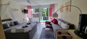 ヴァンガーラントにあるFerienwohnung Schatzkisteのソファとテレビのあるリビングルーム