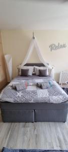 ヴァンガーラントにあるFerienwohnung Schatzkisteのベッドルーム1室(天蓋付きベッド1台付)