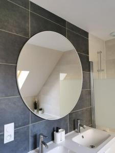 bagno con 2 lavandini e specchio di Maison cosy entre Paris Rouen et Deauville a Pont-de-lʼArche