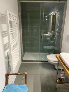Ένα μπάνιο στο Suite privée avec accès jardin en coeur de village