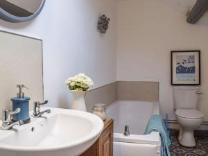 a bathroom with a sink and a tub and a toilet at Blaen Y Cwm in Carno