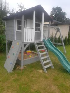 Otroško igrišče poleg nastanitve Osada Kępki