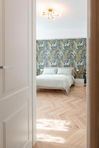 een slaapkamer met een bed in een kamer met een muur bij CASA Room Apartments Diaz 8 in Trieste