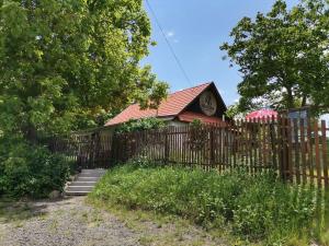 ein Haus mit einem Zaun davor in der Unterkunft Keltike apartman in Nagybörzsöny