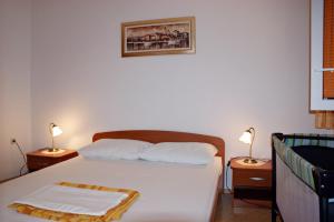 Postel nebo postele na pokoji v ubytování Apartments Kairos - Bili 9