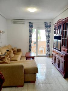 sala de estar con sofá y TV en Apartment Manuel Galián 52, en Torrevieja