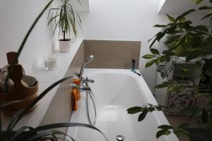 Un baño de Moderne, idyllische Wohnoase mit Holzfass, Nähe Europapark