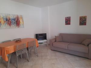 - un salon avec un canapé et une table dans l'établissement Sun House Sicily, à Mascali