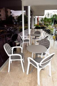 een groep tafels en stoelen op een patio bij Radisson Diamond Barranquilla in Barranquilla