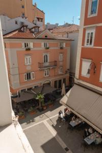 een uitzicht op een gebouw met tafels en gebouwen bij CASA Room Apartments Diaz 8 in Trieste