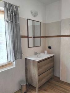 SirorにあるCasa Caterinaの洗面台と鏡のあるバスルーム +6枚の写真