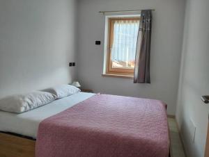 SirorにあるCasa Caterinaのベッドルーム1室(ピンクの毛布と窓付)