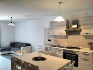 SirorにあるCasa Caterinaのテーブルとソファのあるキッチンとダイニングルーム