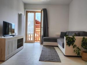 SirorにあるCasa Caterinaのソファとテレビのあるリビングルーム