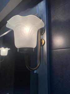 światło na drzwiach łazienki w obiekcie SEA-YOU Etaples-Le Touquet w mieście Étaples