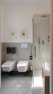 een badkamer met een wastafel, een toilet en een douche bij CASA Room Apartments Diaz 8 in Trieste