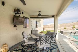 une terrasse avec une table, des chaises et une télévision dans l'établissement Heated Pool & Spa - Winterhavens Oasis, à Lake Havasu City