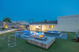 a backyard with a swimming pool and a house at Heated Pool & Spa - Winterhavens Oasis in Lake Havasu City