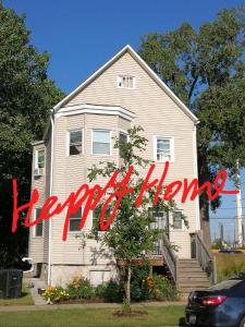 una casa con un signo de feliz aniversario delante de ella en 5430 Happy Home en Chicago