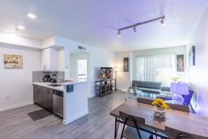 Il comprend une cuisine et un salon avec une table et une cuisine. dans l'établissement Modern 2BR Apartment on Gordon St Hollywood apts, à Los Angeles