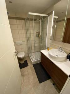 Kúpeľňa v ubytovaní Apartment „AlpView“,Tirol mit Sauna und Pool