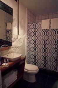 A bathroom at Hotel Latitud 33º Sur