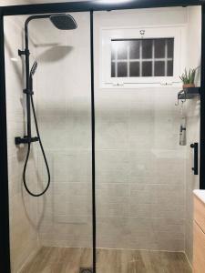 een douche met een glazen deur in de badkamer bij Apartaestudio Moderno Benalmádena Málaga in Benalmádena