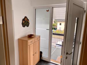 a kitchen with a sliding glass door to a balcony at Ferienwohnung Brunnenblick 