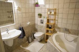 Kúpeľňa v ubytovaní Ede Apartman + 22 fotografií