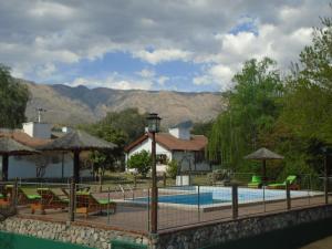 梅洛的住宿－Aldea Blanca，房屋旁的游泳池配有椅子和遮阳伞